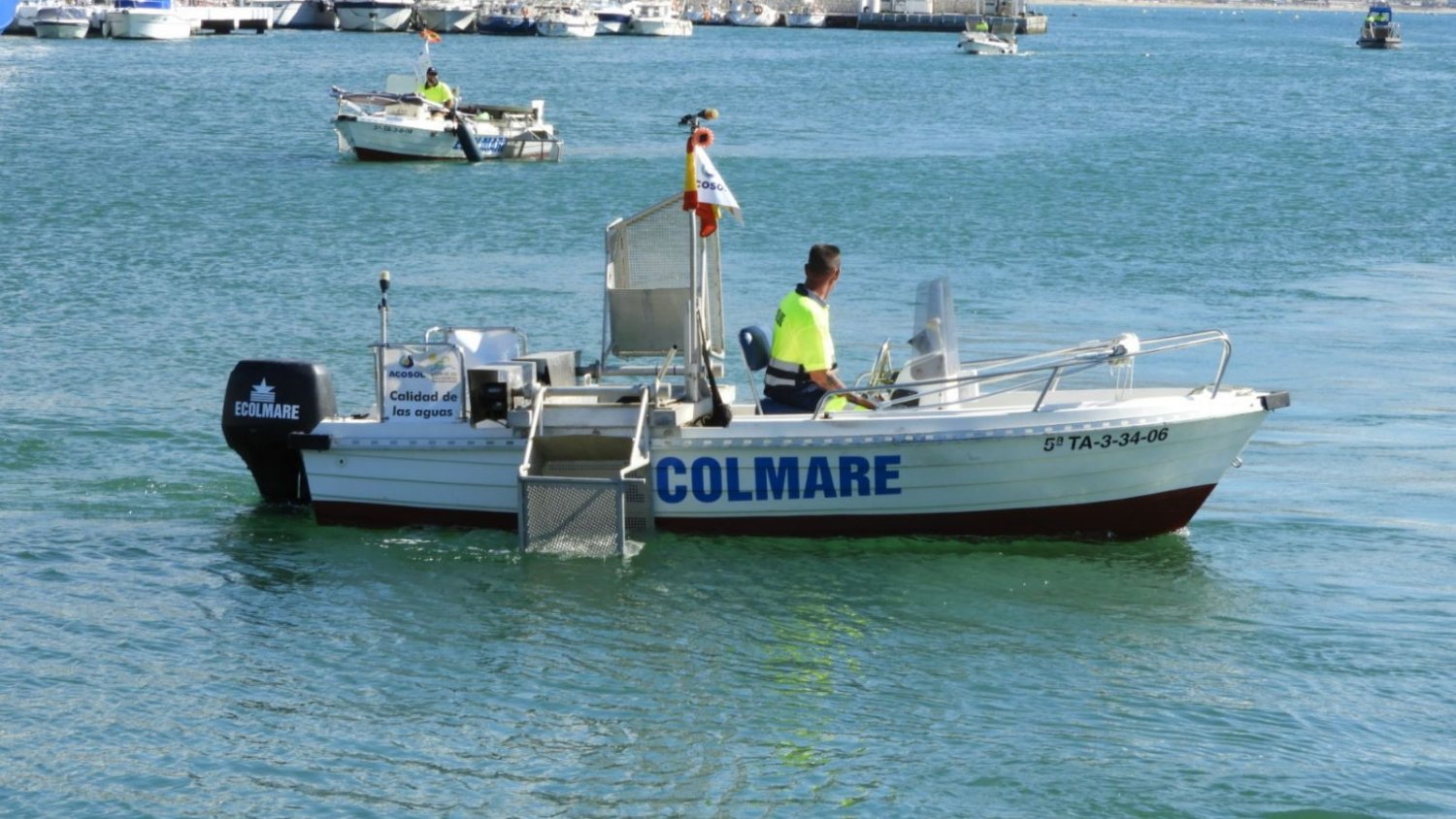 Los barcos de limpieza del litoral de la Mancomunidad Occidental y Acosol recogen más de 77 metros cúbicos de residuos durante el mes de junio
