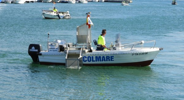 Los barcos de limpieza del litoral de la Mancomunidad Occidental y Acosol recogen más de 77 metros cúbicos de residuos durante el mes de junio