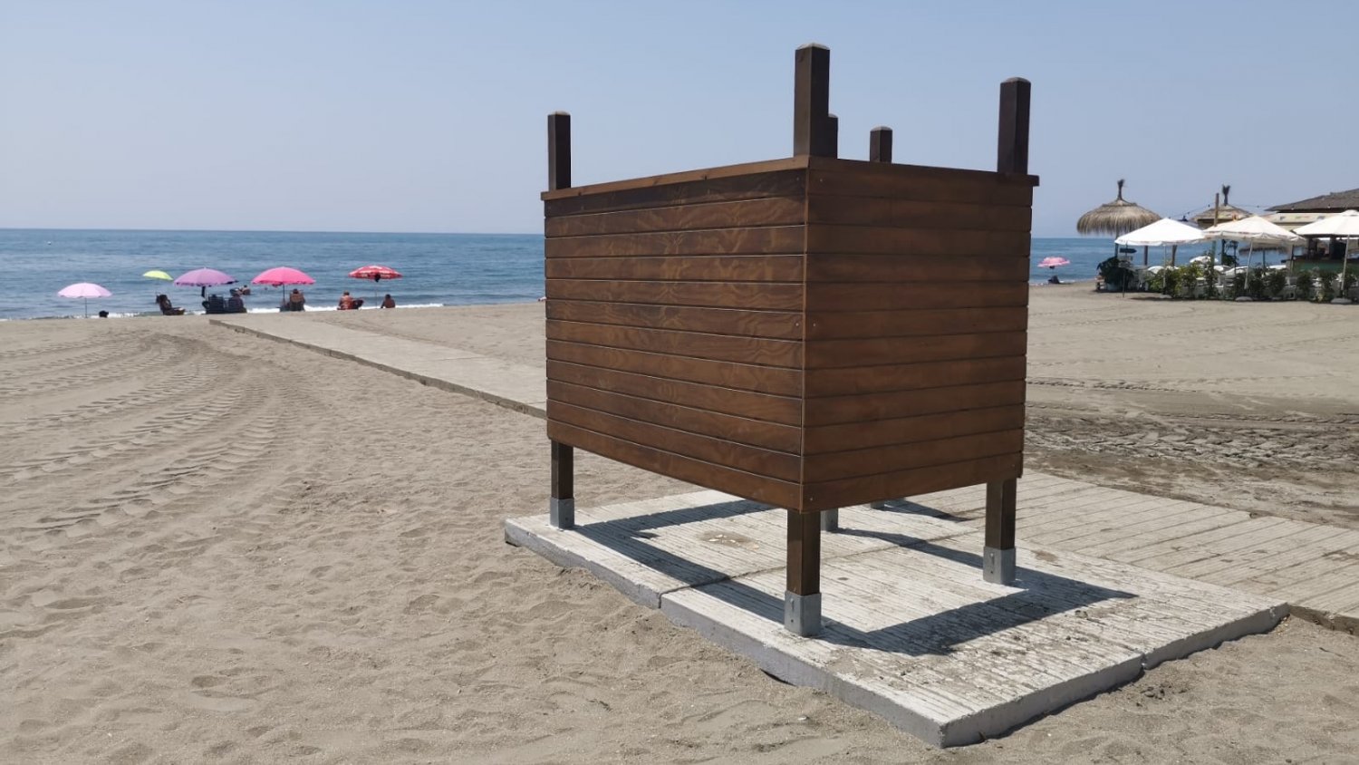 Rincón de la Victoria amplía el equipamiento de playas con la instalación de nuevos aseos y cambiadores distribuidos por la franja litoral
