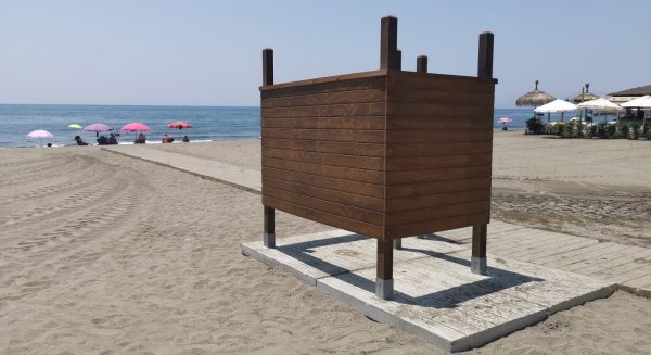 Rincón de la Victoria amplía el equipamiento de playas con la instalación de nuevos aseos y cambiadores distribuidos por la franja litoral