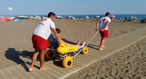 Adelante Málaga exige la puesta en marcha “de forma inmediata” del servicio de accesibilidad en las playas para personas con discapacidad