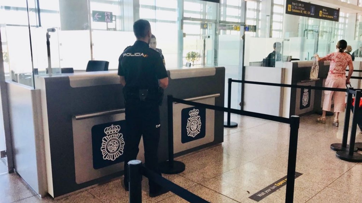 La Policía Nacional detiene en el aeropuerto de Málaga a dos personas con documentación falsa y a una tercera como ‘facilitadora’ de la inmigración irregular