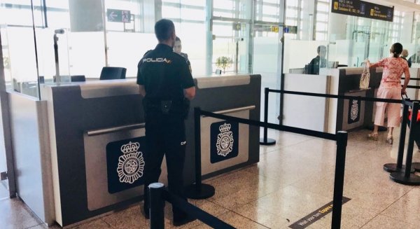 La Policía Nacional detiene en el aeropuerto de Málaga a dos personas con documentación falsa y a una tercera como ‘facilitadora’ de la inmigración irregular
