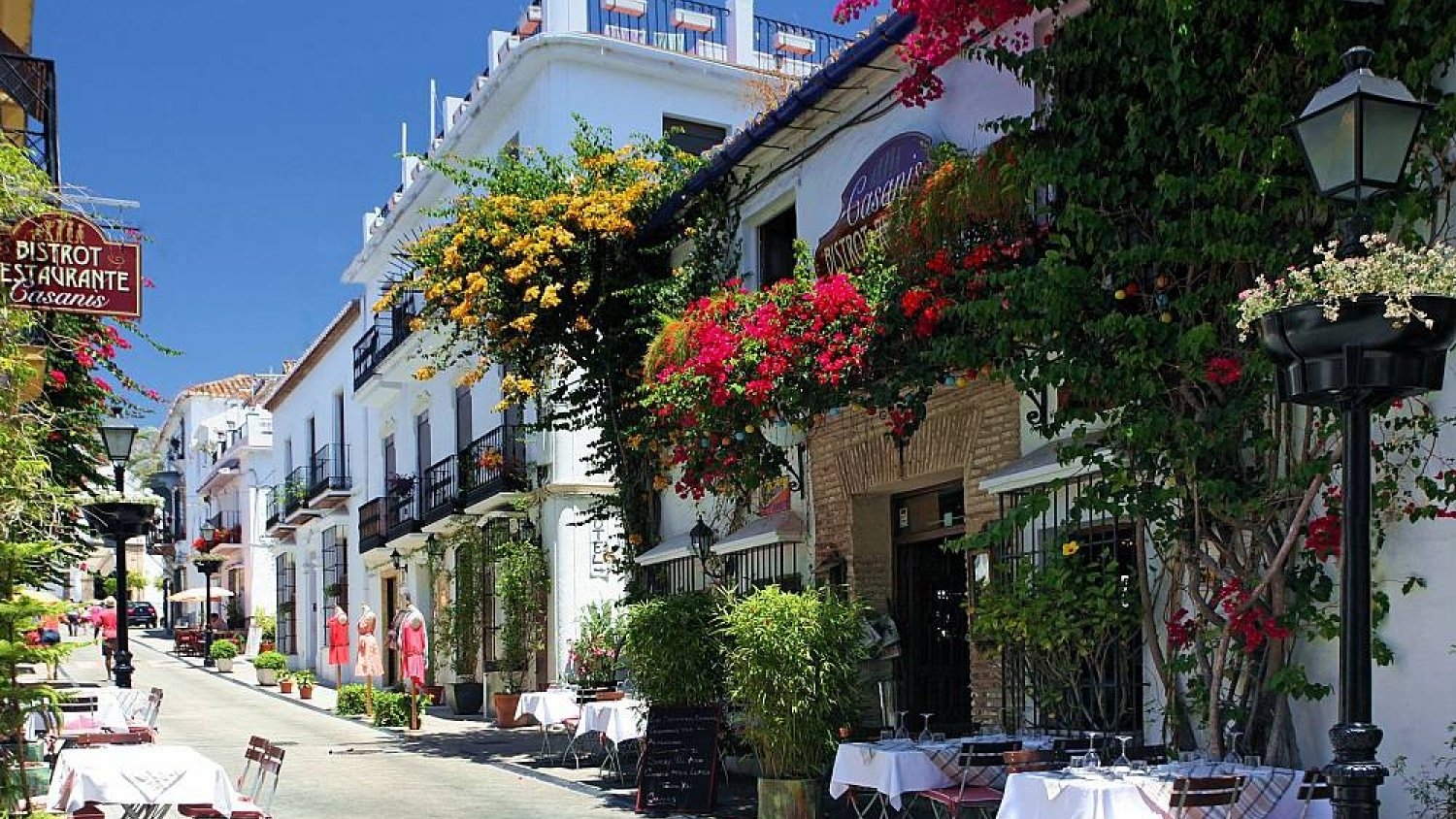 El Ayuntamiento de Marbella acomete actuaciones para mejorar el alumbrado público en puntos como Huerto de los Curas o Divina Pastora