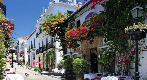 El Ayuntamiento de Marbella acomete actuaciones para mejorar el alumbrado público en puntos como Huerto de los Curas o Divina Pastora