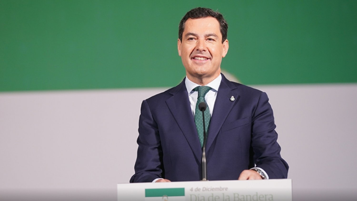 Moreno: “Quiero que las manos que agarran esta bandera sean las que levanten Andalucía