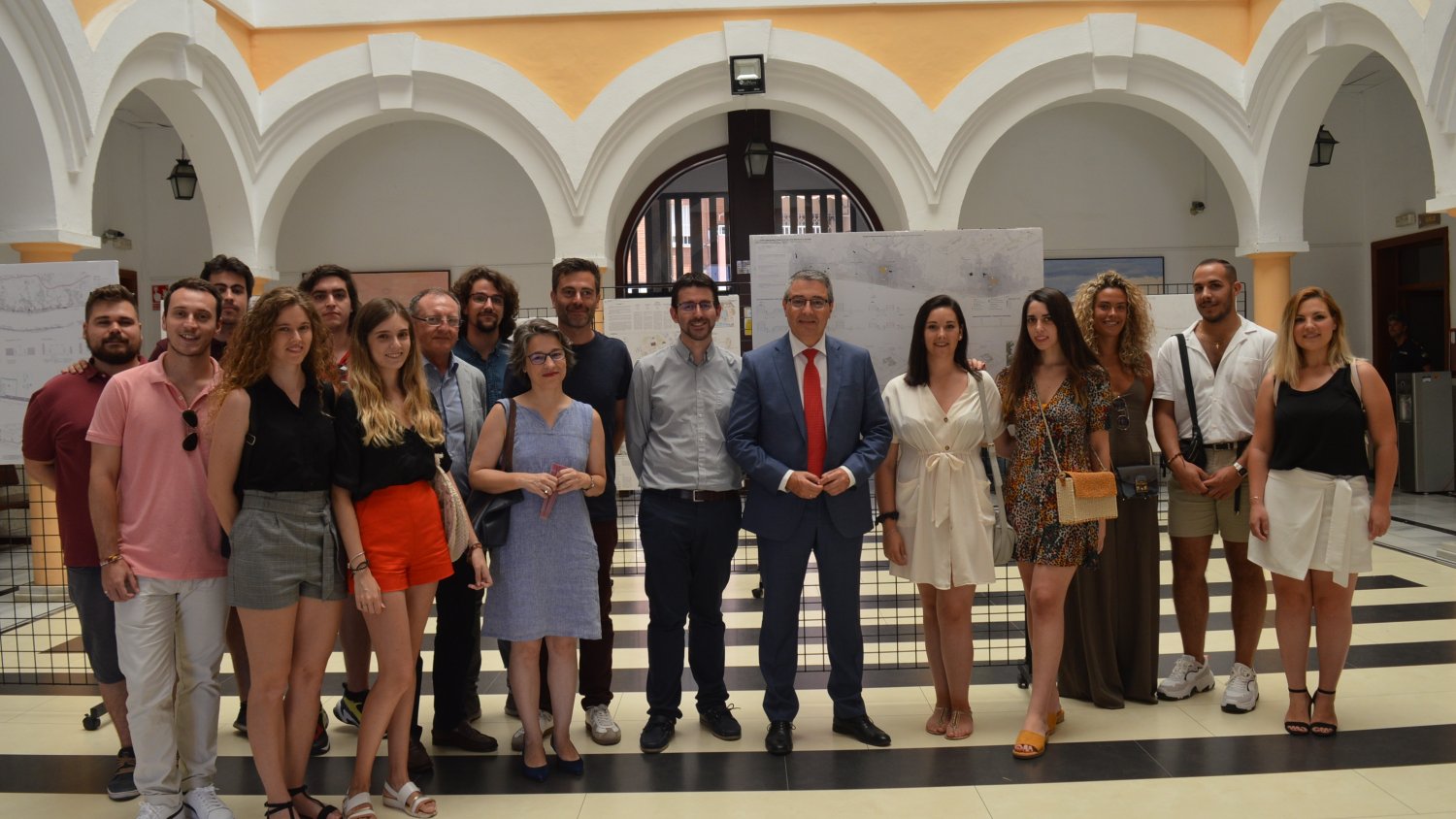 El Ayuntamiento de Rincón de la Victoria expone los proyectos de la Escuela de Arquitectura de Málaga sobre la mejora de la movilidad en el centro urbano