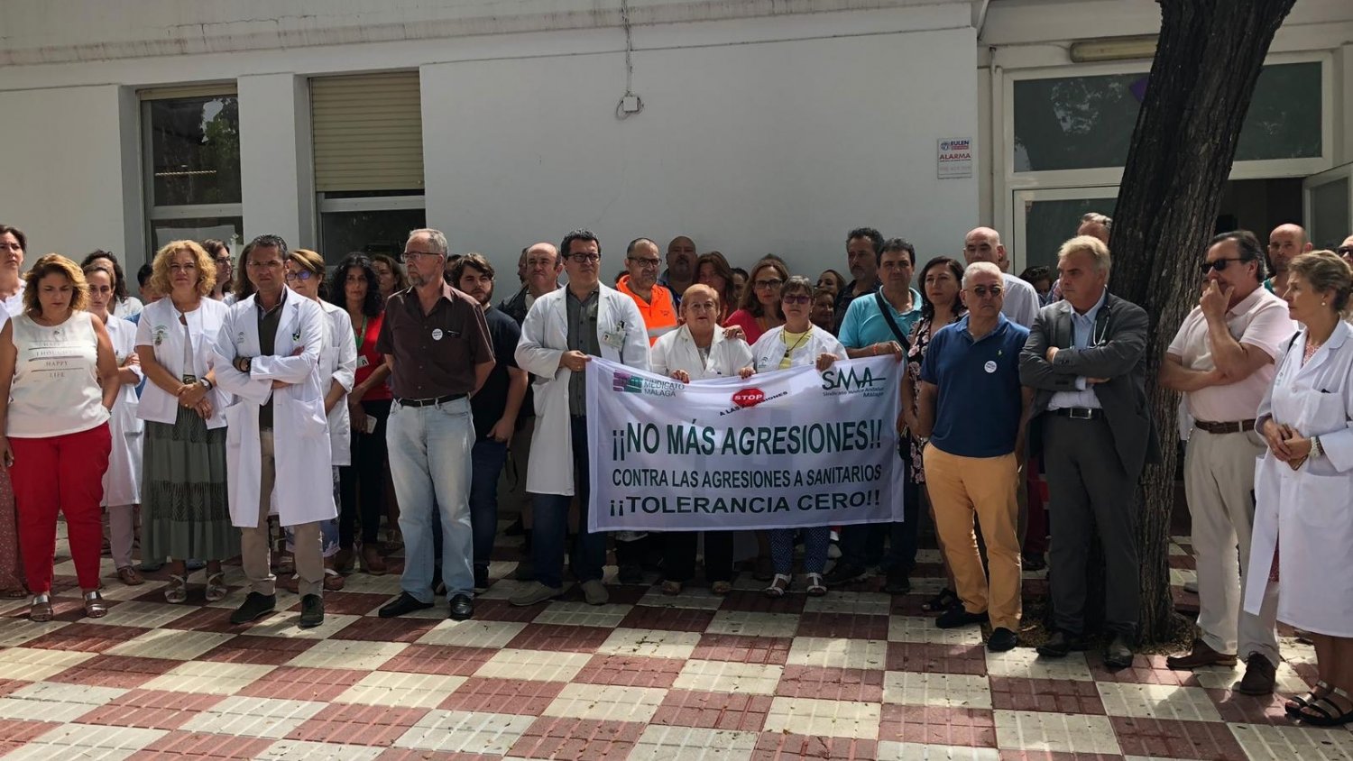 El colectivo de médicos se concentra en la puerta del centro de salud de San Pedro Alcántara para denunciar las agresiones sufridas