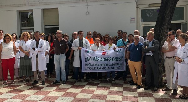 El colectivo de médicos se concentra en la puerta del centro de salud de San Pedro Alcántara para denunciar las agresiones sufridas