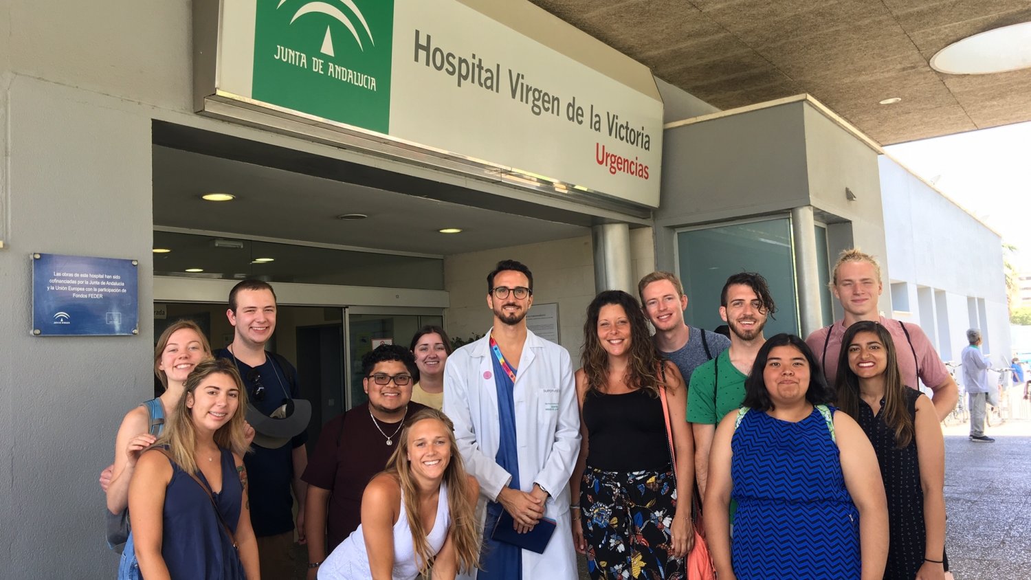 Estudiantes estadounidenses visitan el Hospital Virgen de la Victoria para conocer el sistema sanitario público en primera persona