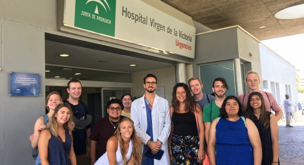 Estudiantes estadounidenses visitan el Hospital Virgen de la Victoria para conocer el sistema sanitario público en primera persona