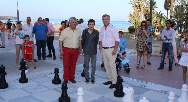 El Ayuntamiento de Estepona organizará partidas de ajedrez gratuitas en los tableros del Paseo Marítimo