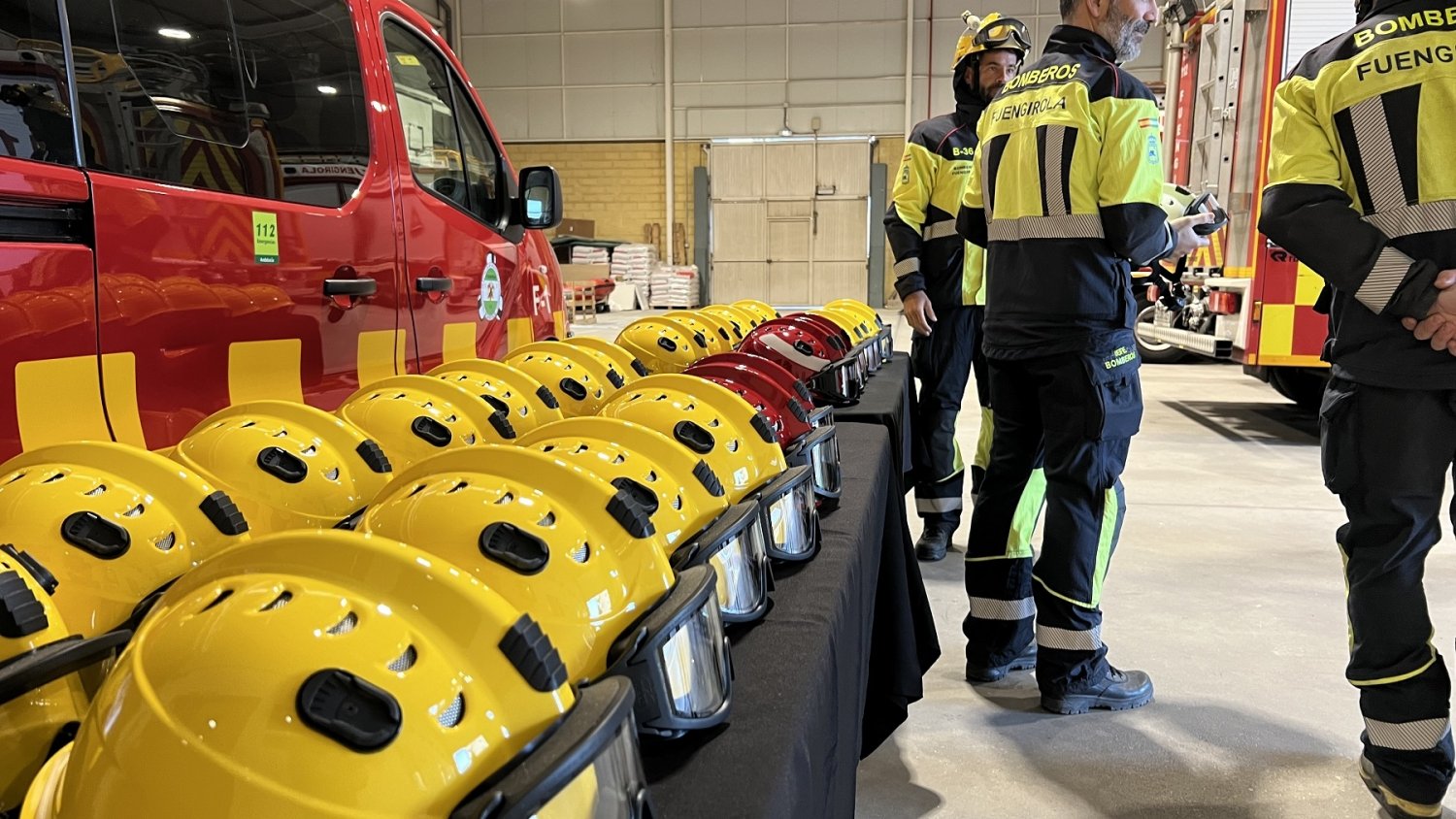 Los Bomberos de Fuengirola completan su equipo con la adquisición de 30 nuevos cascos