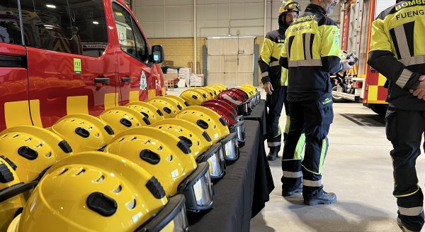Los Bomberos de Fuengirola completan su equipo con la adquisición de 30 nuevos cascos
