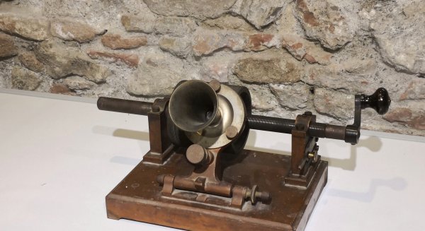 El Museo Interactivo de la Música muestra como pieza del mes un fonógrafo de Edison