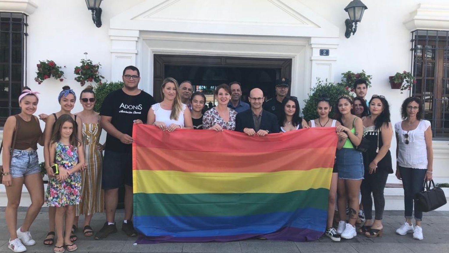 Mijas celebra el Día del Orgullo con la lectura de un manifiesto y la exhibición pública de la bandera arcoiris