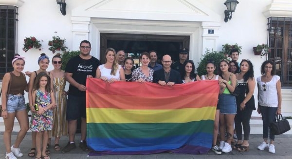 Mijas celebra el Día del Orgullo con la lectura de un manifiesto y la exhibición pública de la bandera arcoiris