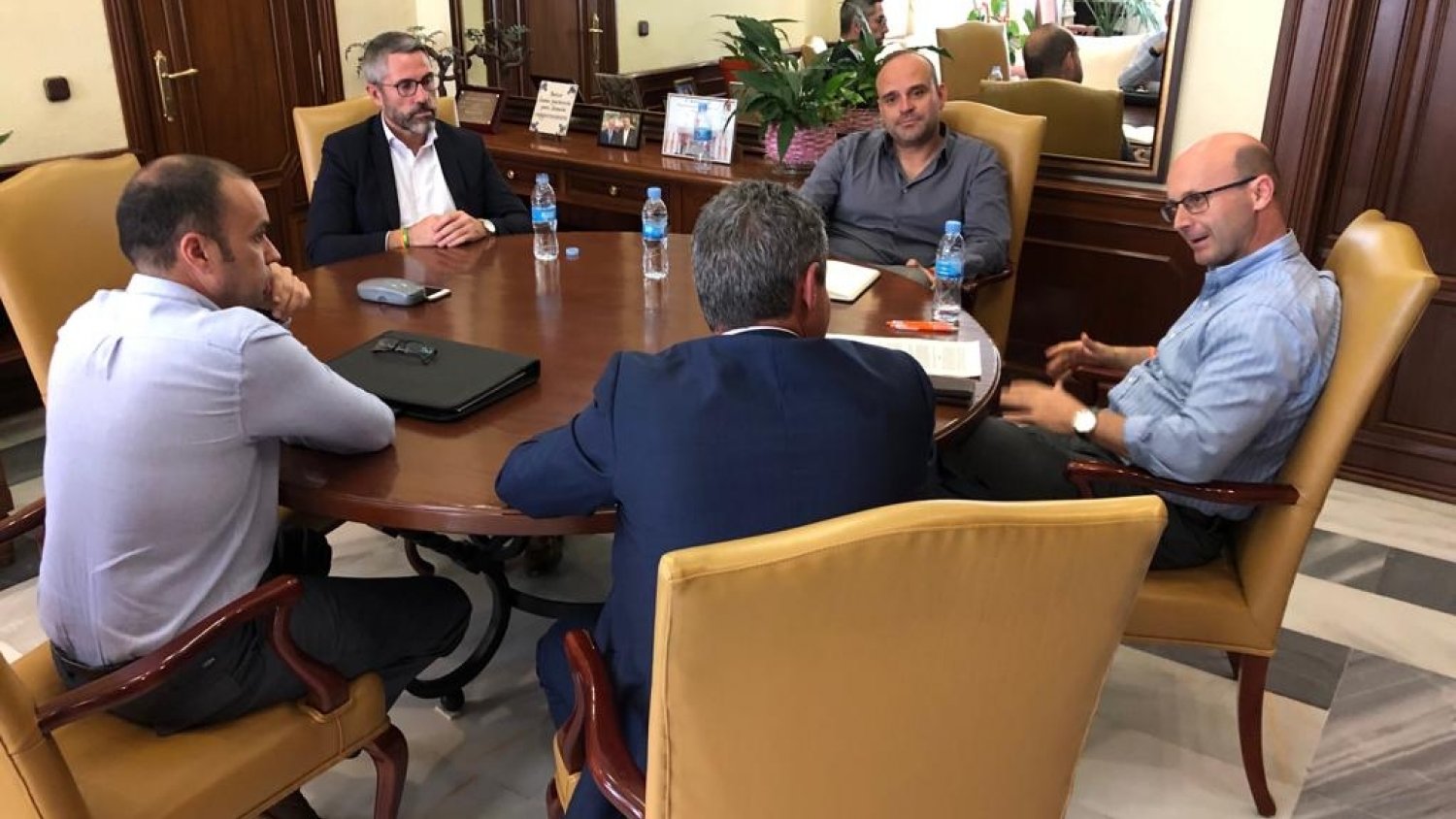 El alcalde de Mijas en funciones pide a Urbaser y a sus trabajadores que se reúnan para que puedan llegar pronto a un entendimiento