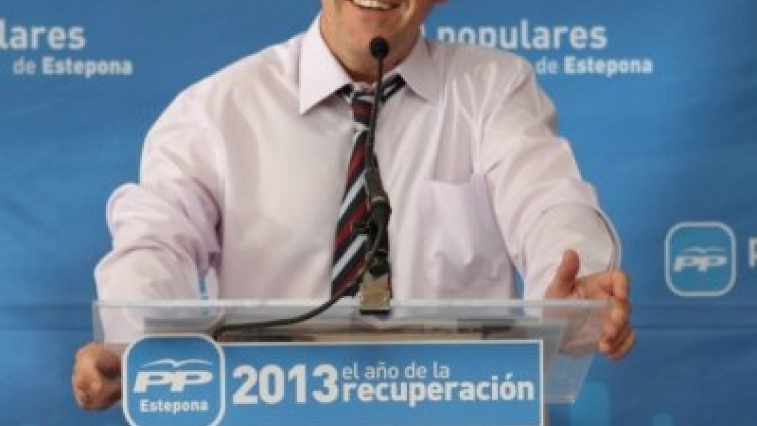 El alcalde de Estepona renuncia al coche oficial y elimina los móviles corporativos para el equipo de gobierno