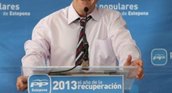 El alcalde de Estepona renuncia al coche oficial y elimina los móviles corporativos para el equipo de gobierno