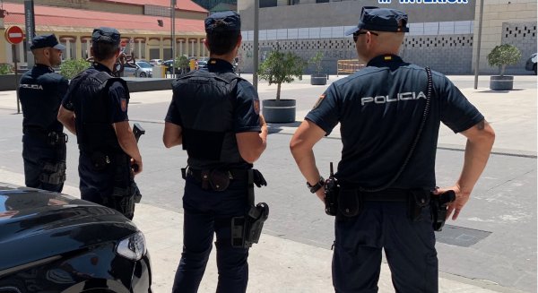 La Policía Nacional detiene a tres ladrones que asaltaron a una pareja cuando llegaban a su vivienda en Torremolinos