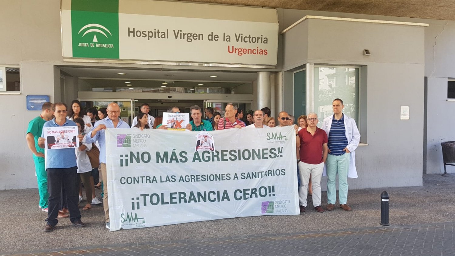 Los médicos se concentran en el Hospital Clínico  para denunciar una nueva agresión