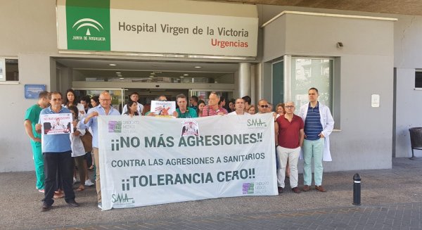 Los médicos se concentran en el Hospital Clínico  para denunciar una nueva agresión