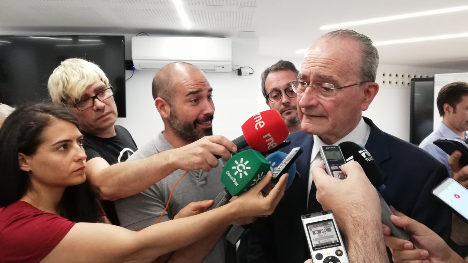 De la Torre considera desmesurada la cantidad económica que reclaman los partidos de la oposición para cubrir puestos de confianza