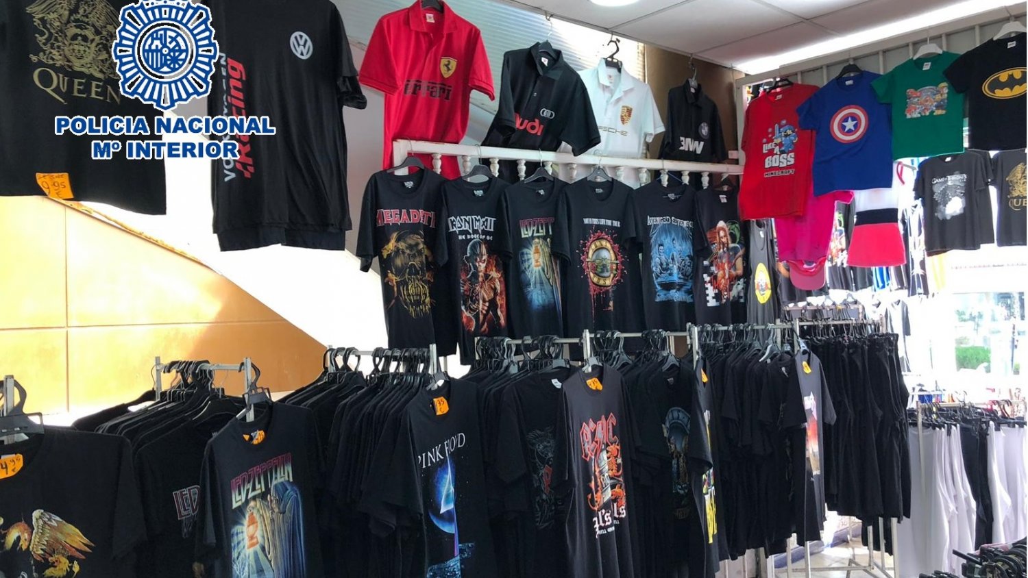 La Policía Nacional interviene más de 500 prendas de vestir falsificadas en una tienda de ropa y detiene a su responsable