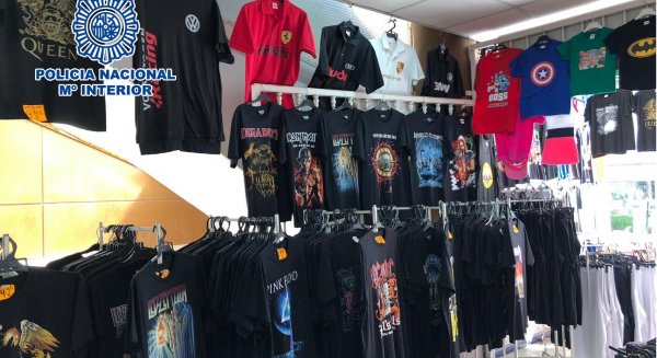 La Policía Nacional interviene más de 500 prendas de vestir falsificadas en una tienda de ropa y detiene a su responsable