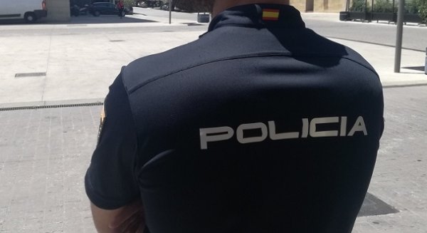 La Policía Nacional detiene a un hombre que mató a otro tras apuñalarlo con una botella de cerveza rota