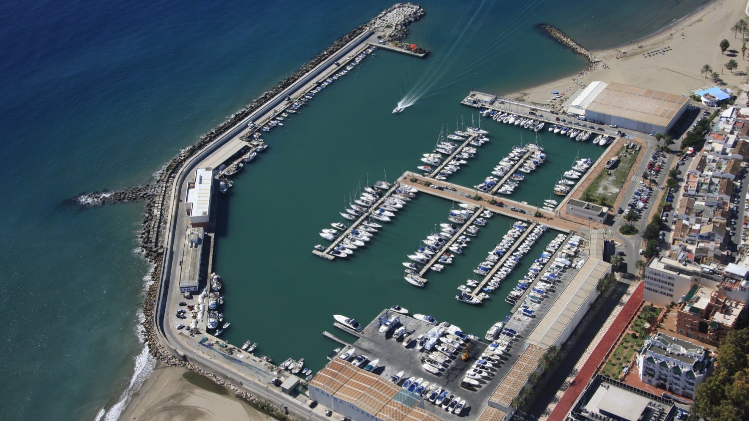 Fomento invierte 629.000 euros en la nueva fábrica de hielo del puerto de Marbella