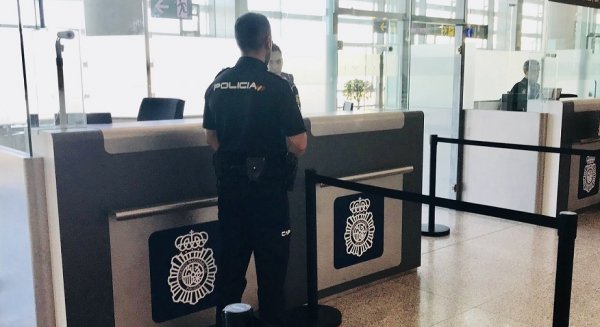 La Policía Nacional detiene en el aeropuerto de Málaga a una mujer cuando se disponía a salir de España usando documentación falsa