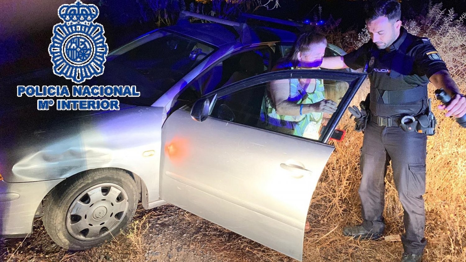 La Policía Nacional auxilia a una mujer de 78 años tras desorientarse al volante y quedar bloqueado su coche en una cañada a las afueras de Málaga