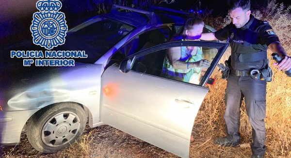 La Policía Nacional auxilia a una mujer de 78 años tras desorientarse al volante y quedar bloqueado su coche en una cañada a las afueras de Málaga