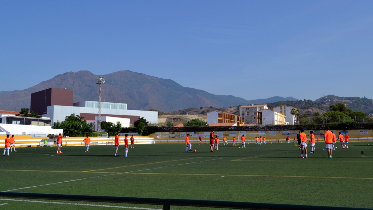 El Ayuntamiento de Estepona integrará a niños en riesgo de exclusión para que participen en el Campus de Fútbol ‘Adolfo Aldana’