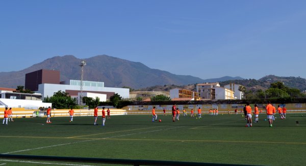 El Ayuntamiento de Estepona integrará a niños en riesgo de exclusión para que participen en el Campus de Fútbol ‘Adolfo Aldana’