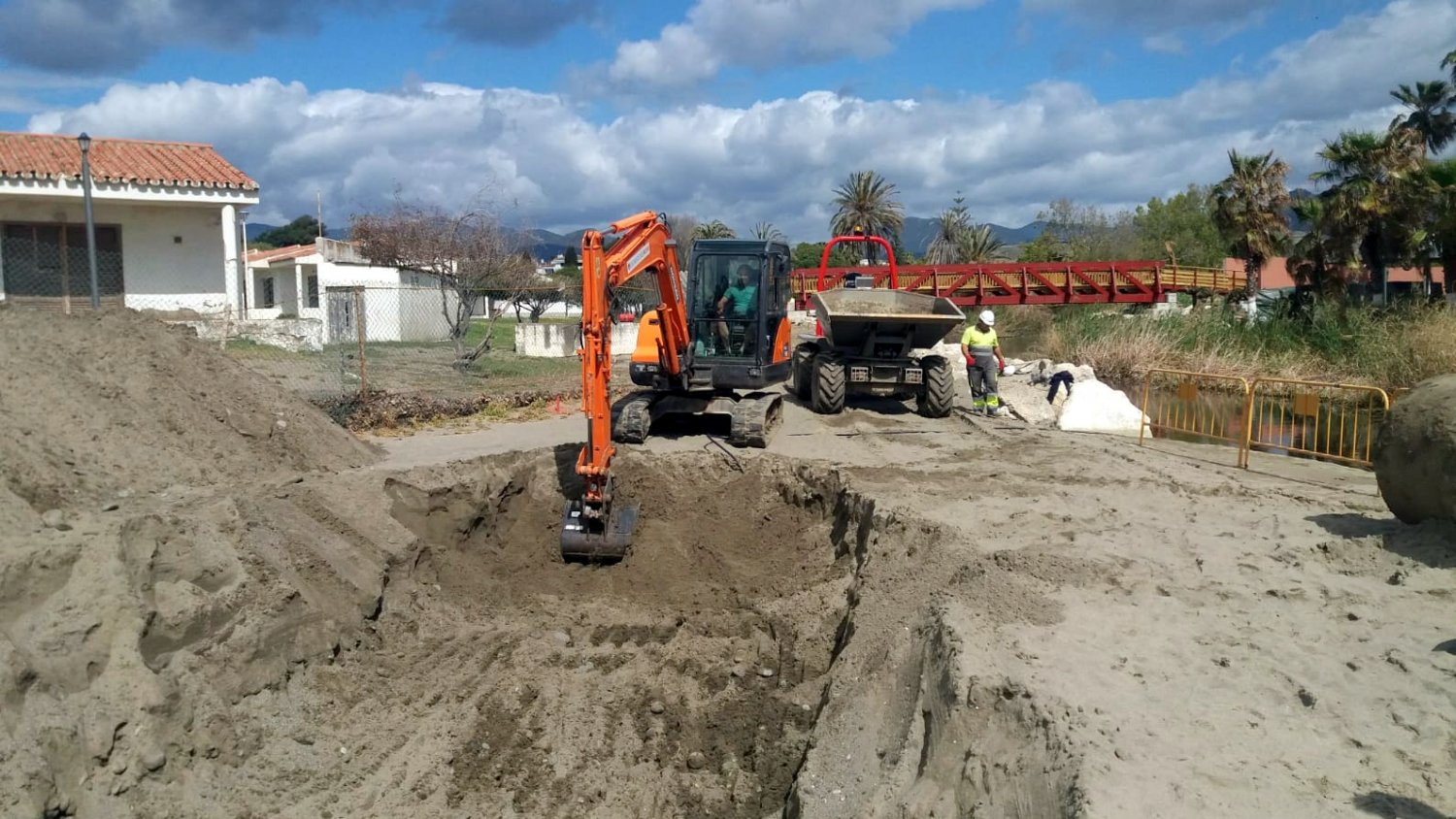 El Ayuntamiento de Estepona realiza varias obras de mejora en el  alcantarillado y el saneamiento en el extrarradio y núcleo urbano