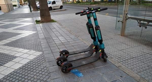 La Policía Local detiene a un individuo tras lanzar un patinete eléctrico contra el escaparate de cristal de un restaurante