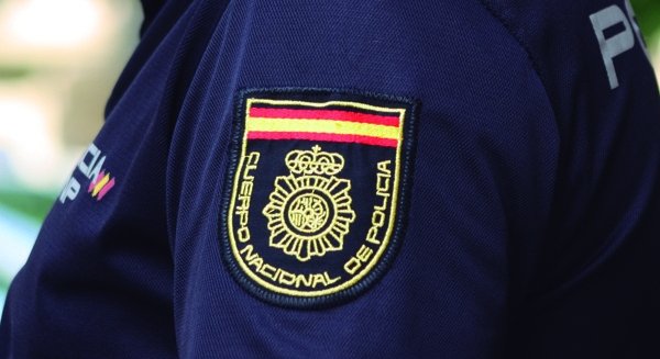 La Policía Nacional detiene a un individuo por grabar con su móvil a una mujer en el aseo de la empresa en la que trabajaban