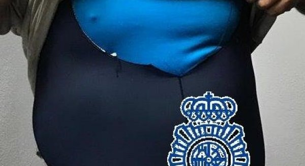 La Policía Nacional detiene a dos hermanos por robar botellas de champagne que ocultaban en un maillot de ciclismo