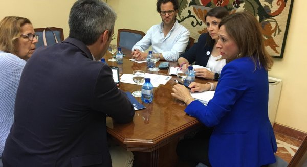 La delegada y el alcalde de Benalmádena se reúnen para abordar las necesidades educativas del municipio