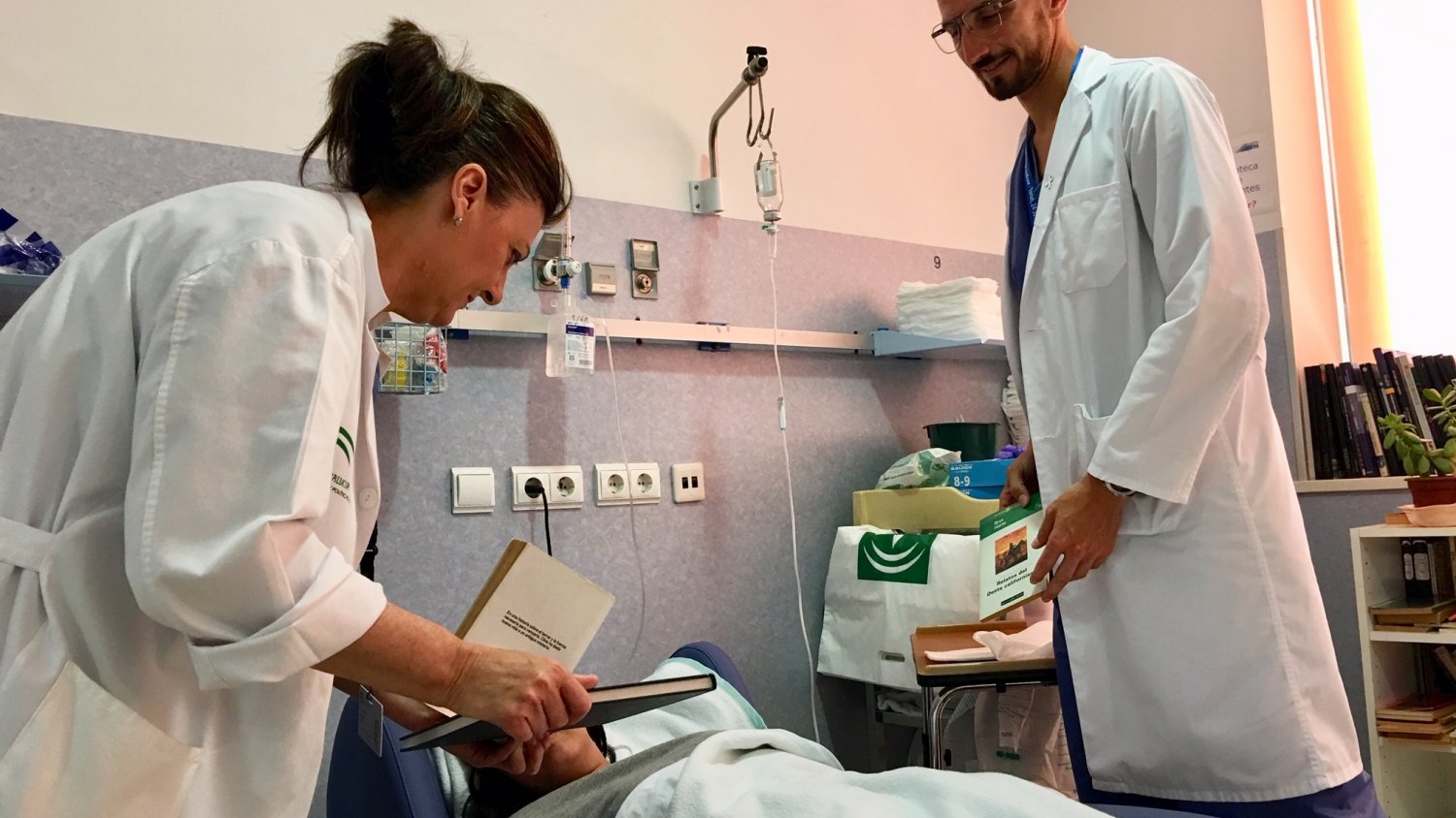 Los Hospitales Virgen de la Victoria y Valle del Guadalhorce fomentan la lectura desde sus servicios de Urgencias