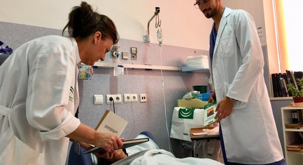 Los Hospitales Virgen de la Victoria y Valle del Guadalhorce fomentan la lectura desde sus servicios de Urgencias