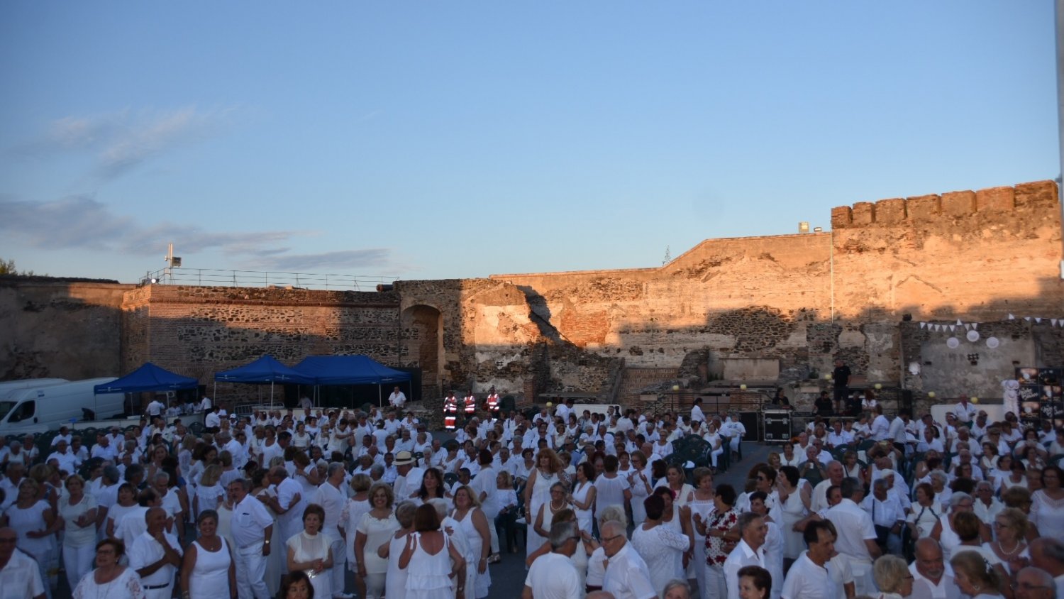 Los personas mayores de Fuengirola podrán disfrutar de una nueva edición de la Fiesta en Blanco en el Castillo Sohail, el 27 de junio
