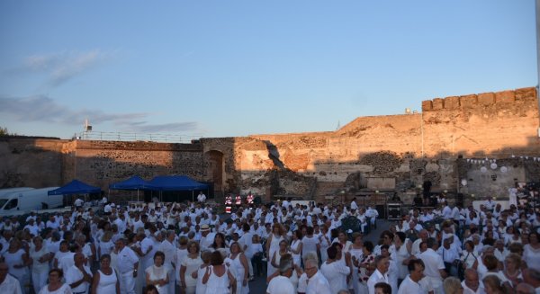 Los personas mayores de Fuengirola podrán disfrutar de una nueva edición de la Fiesta en Blanco en el Castillo Sohail, el 27 de junio