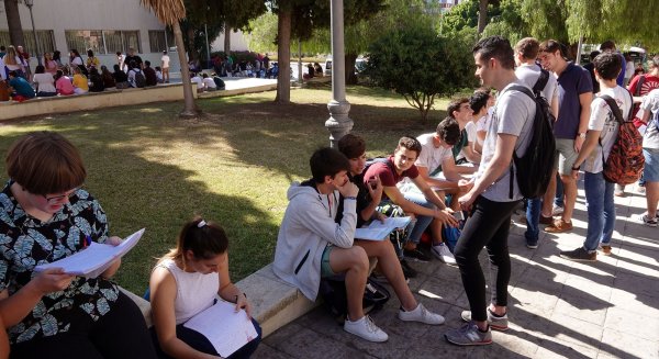 Los Girasoles Ciegos o un texto periodístico de Pepa Bueno han sido las dos opciones que tenían los aspirantes a universitarios en su primera prueba
