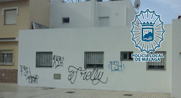 La Policía Local de Málaga detiene a un individuo que realizaba pintabas vandálicas en vehículos y fachadas en El Palo