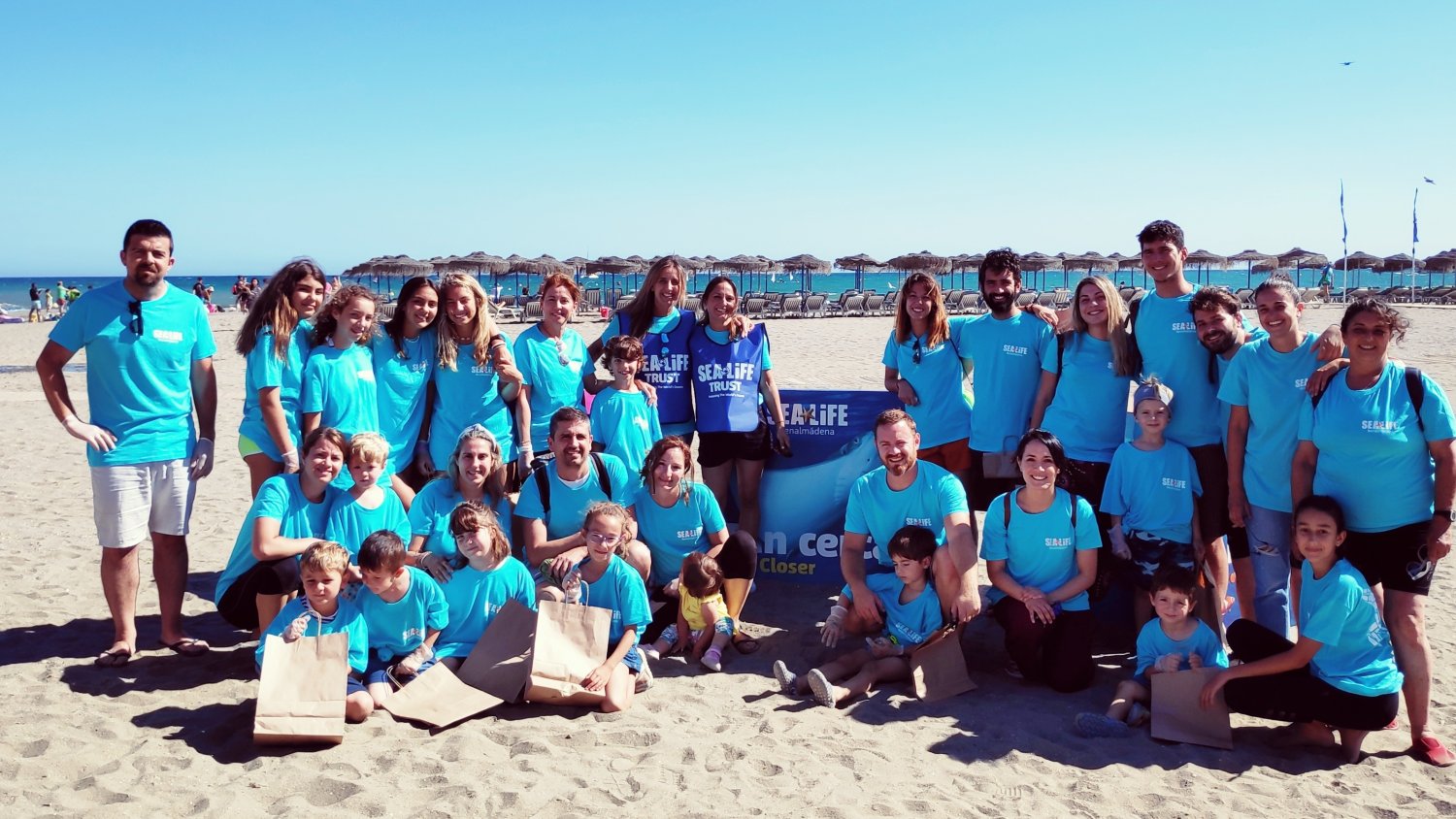 Los trabajadores de Sea Life Benalmádena organizan una batida para limpiar la playa de Benalmádena de plásticos