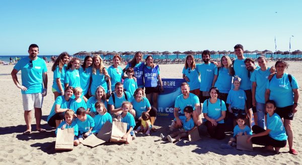 Los trabajadores de Sea Life Benalmádena organizan una batida para limpiar la playa de Benalmádena de plásticos